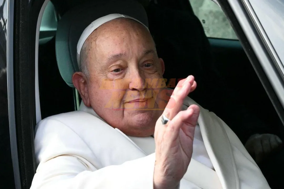 Papa Francisco pasa buena noche, se levanta y desayuna en su octavo día ingresado