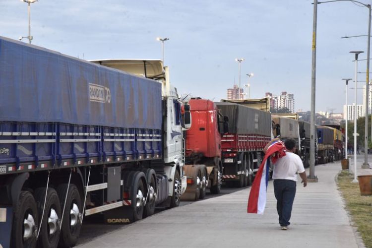 Camioneros evalúan medidas contra suba en los combustibles