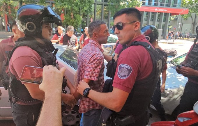 Argentina: Detienen al hombre acusado de lanzar una botella contra Milei en pleno desfile
