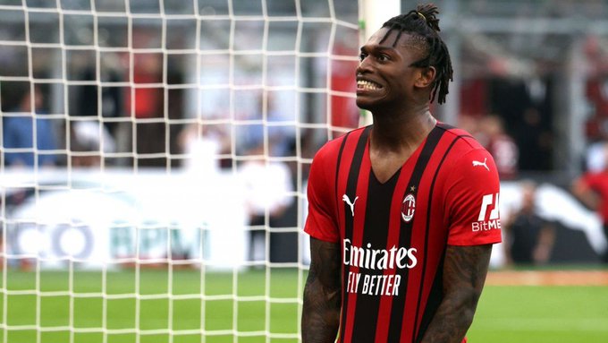 Milan vence y se mantiene cerca de la zona de Champions