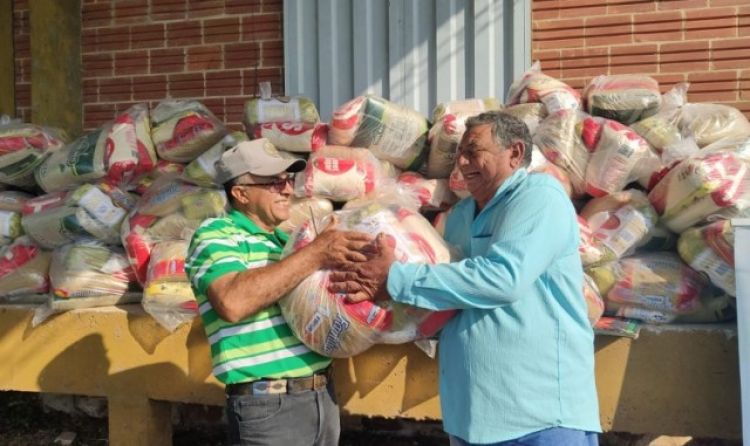 Productores del Ñeembucú reciben kits de viveres