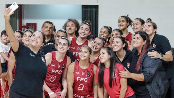 Félix Pérez celebra en la Liga femenina