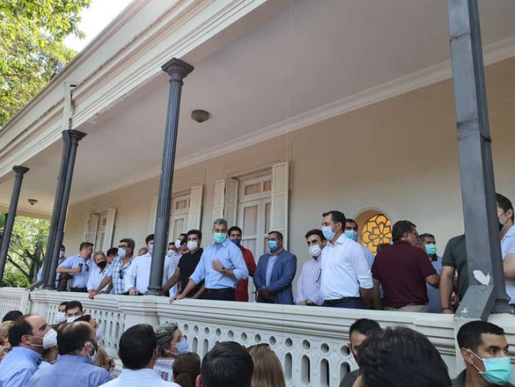 Primera foto divulgada de Mario Abdo tras los disturbios del viernes.