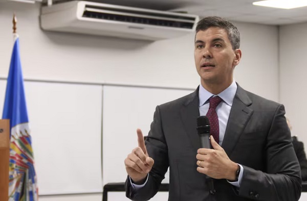 Santi apunta a prensa y grupos sociales por vínculos con crimen organizado, pero evade preguntas sobre Erico Galeano