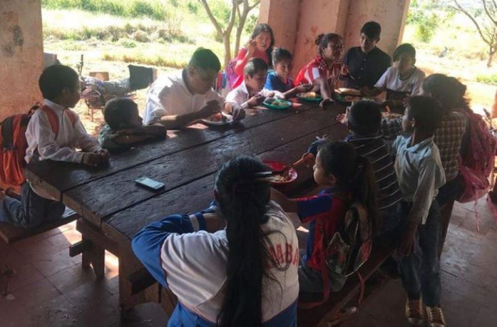 Ronald Acevedo verificó y compartió el almuerzo escolar con niños indígenas