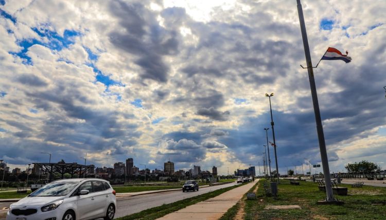 Anuncian ambiente caluroso e inestable