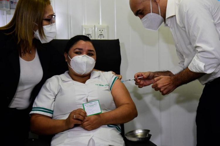 Ministerio de Salud vacuna a primeros trabajadores de blanco contra el Covid-19