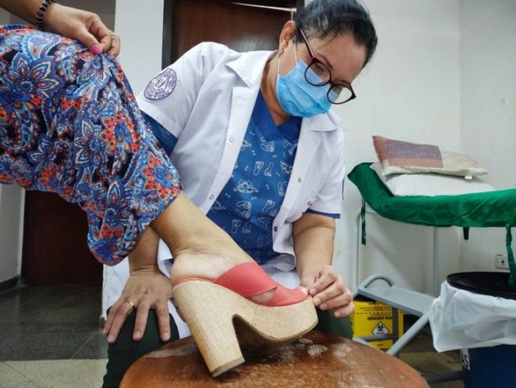 Advierten sobre problemas comunes por uso de tacones