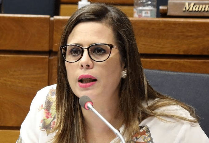 Kattya critica actitud “atropellista” del cartismo: «es vergonzoso lo que pasó»