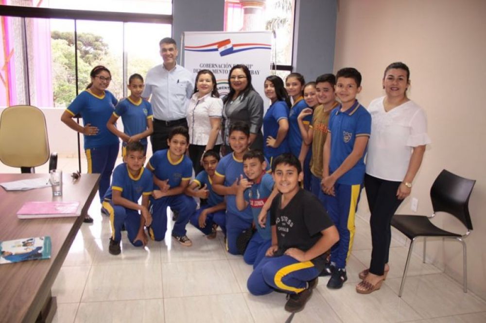 Escolares visitaron al Gobernador Ronald Acevedo