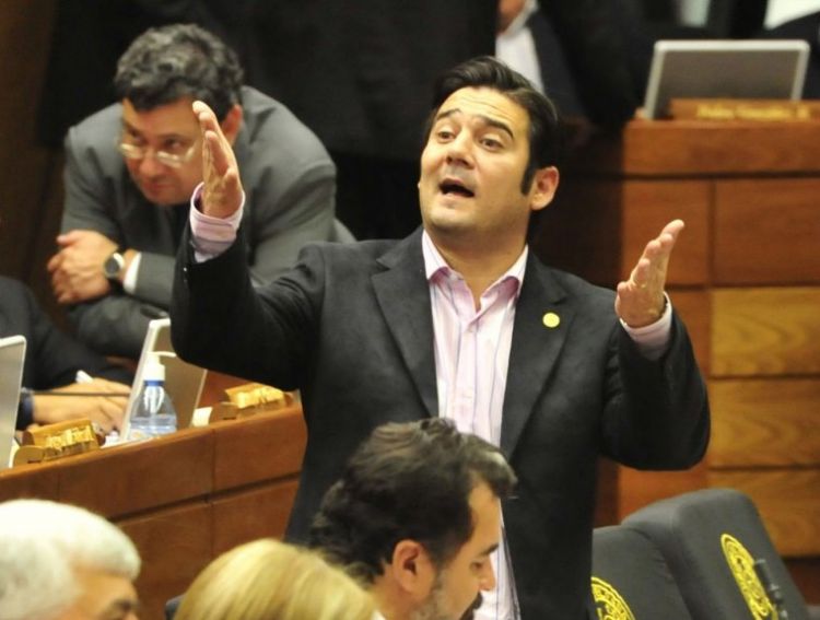 Buzarquis dijo que Sandra Quiñónez es empleada de Cartes y no se anima a imputarlo