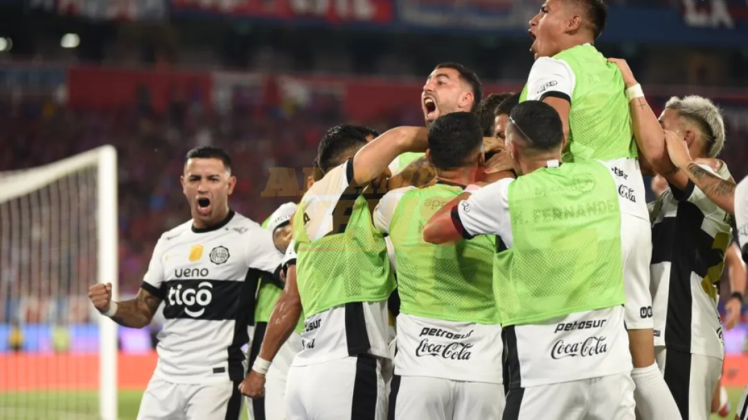 Olimpia remonta sobre el final y se queda con el Superclásico