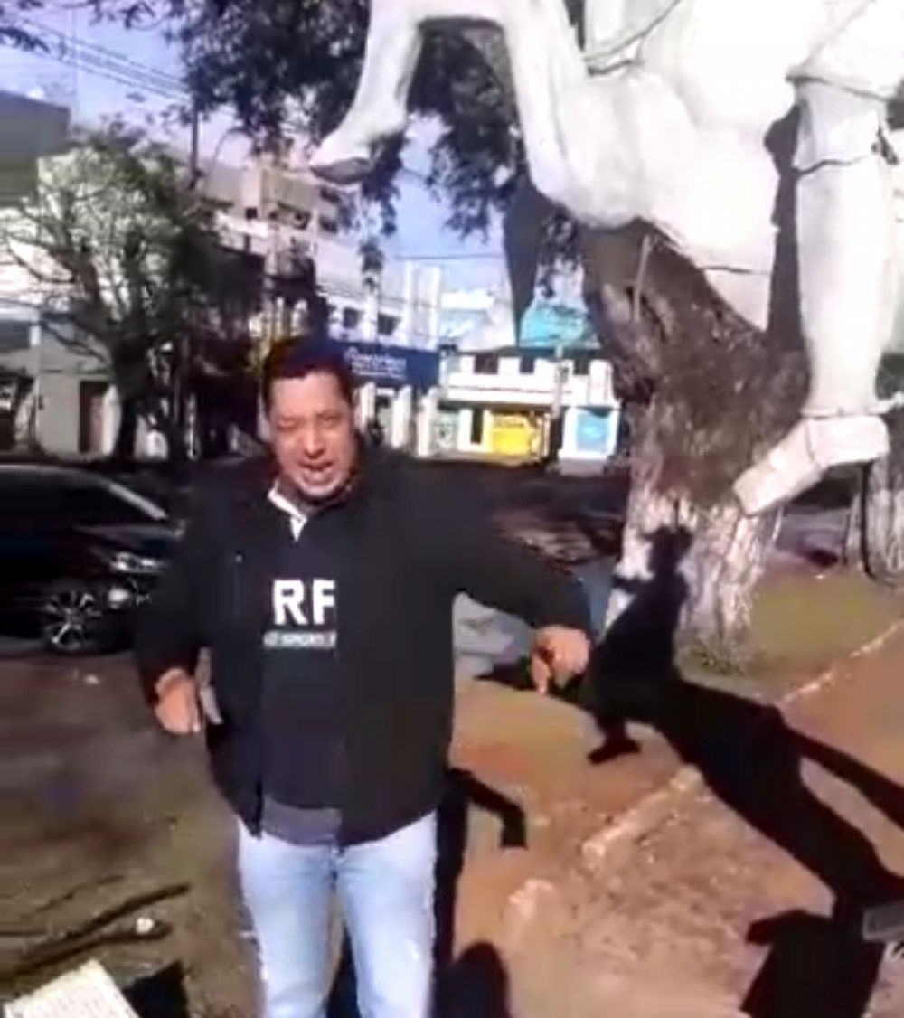 Pedrojuanino indignado  al ver que el Caballo de Oro resultó ser de yeso