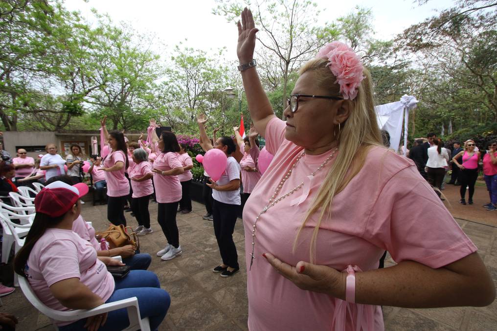 Mujeres con cáncer denuncian un Octubre Rosa sin tomógrafos en el Hospital Nacional