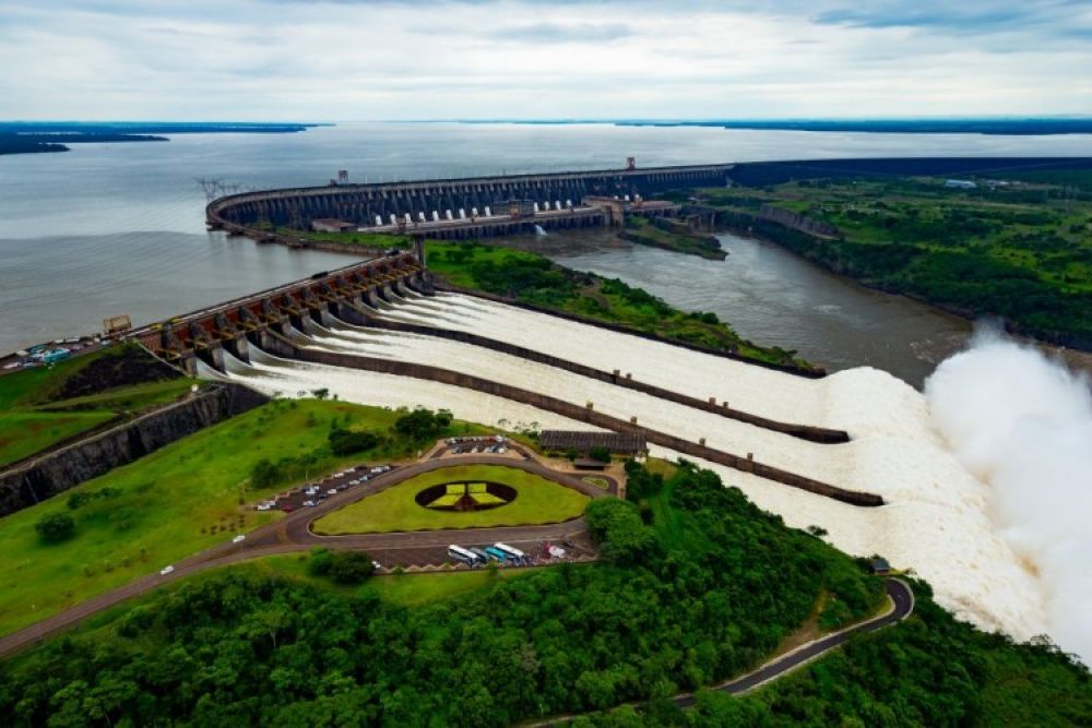 Itaipú financió lujosos tours a jueces, dice prensa de Brasil