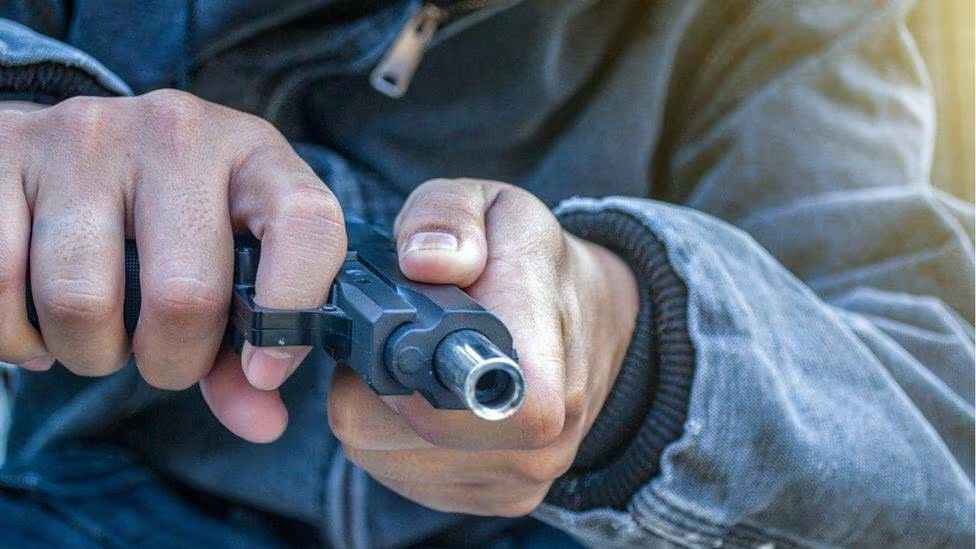 Intercambió palabras con zapatero, luego lo mató de 7 balazos, apuntan a crimen pasional