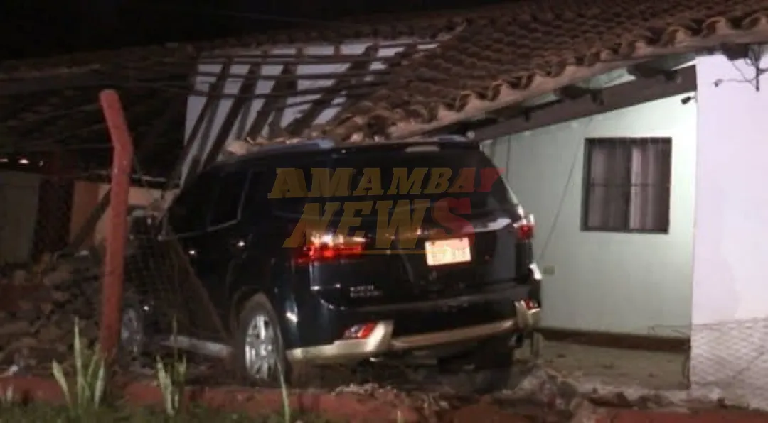 Conductora ebria choca y provoca serios daños a una vivienda en Capiatá