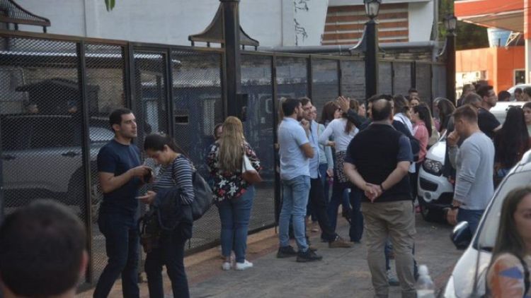 Caso abuso sexual: Colegio critica a familiares de niño y a padres que se manifestaron