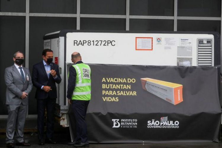 Brasil iniciaría vacunaciones para COVID-19 en enero o febrero