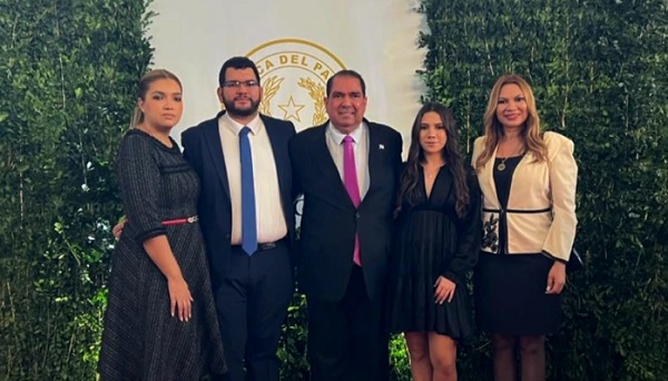Esposa de senador enfrenta escrache por nepotismo