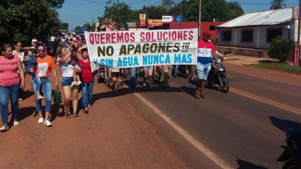 Cansados de pésimos servicios públicos, pobladores cierran ruta