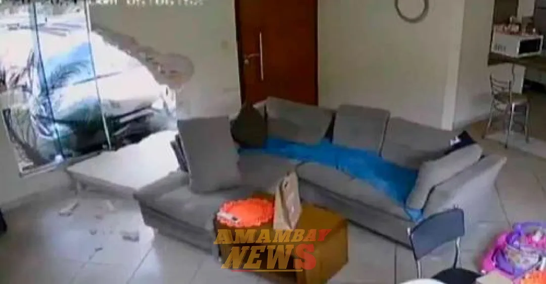 Fernando de la Mora: Conductor alcoholizado chocó contra una casa, destruyó la sala y huyó