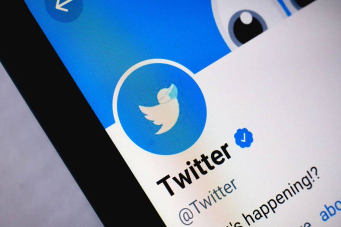 Twitter elimina la insignia azul de verificación de miles de usuarios