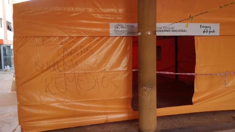 Hospital de Clínicas: indignados, familiares de pacientes no utilizan carpa de la Primera Dama