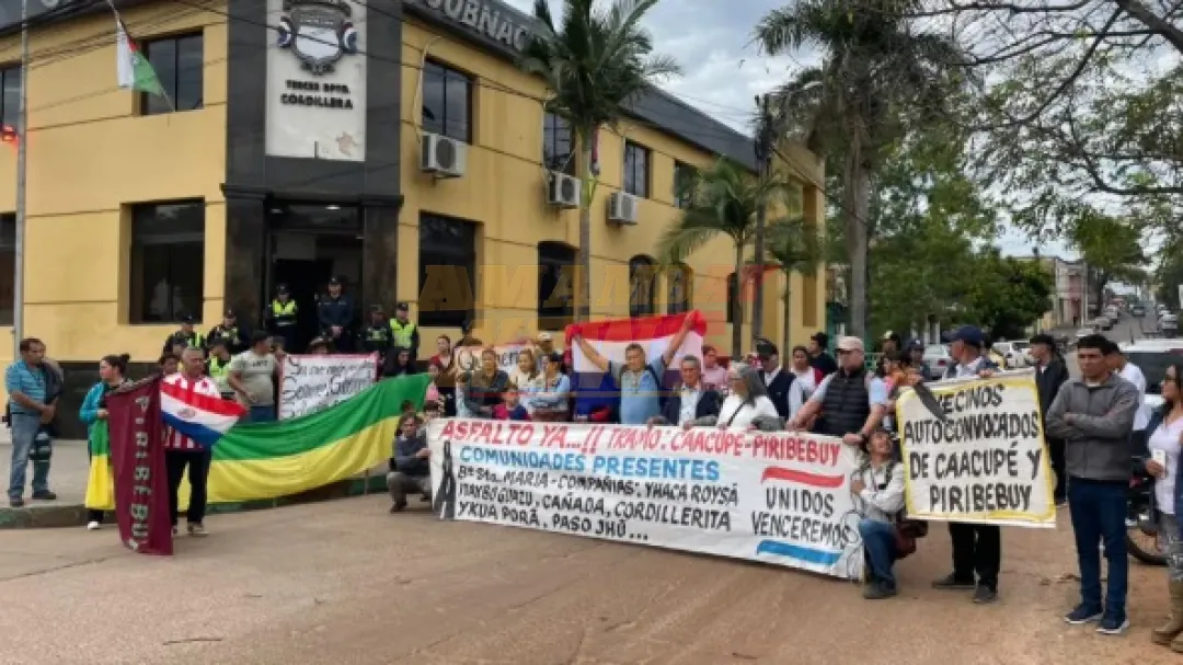 VIDEO: Escrachan a gobernador por promesa incumplida de asfaltado