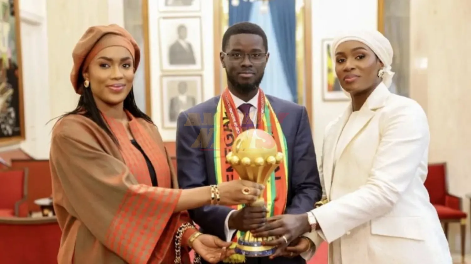 El presidente de Senegal desata polémica al celebrar con sus dos esposas el título de la Copa Africana de Naciones