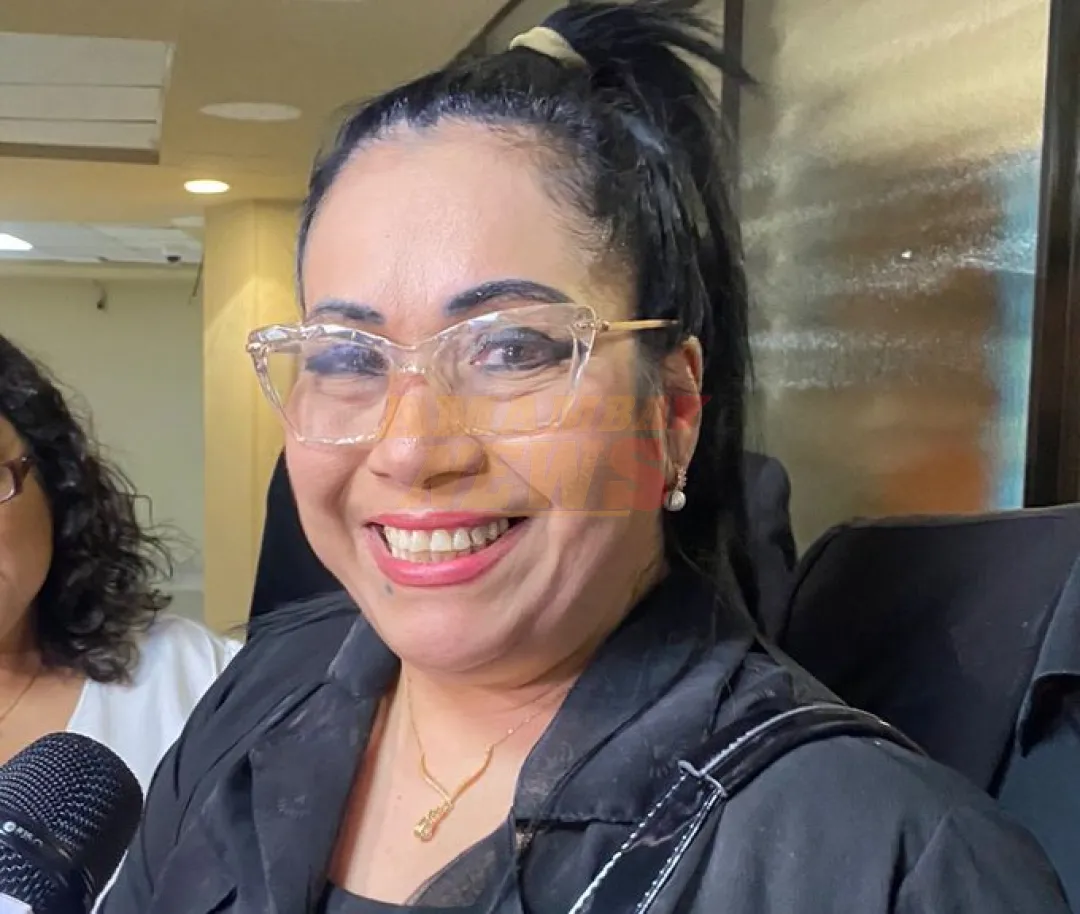 Senadora cartista amenaza a periodista por investigar privilegios de su hijo