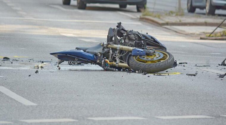 Motociclista es hallado muerto en una cuneta