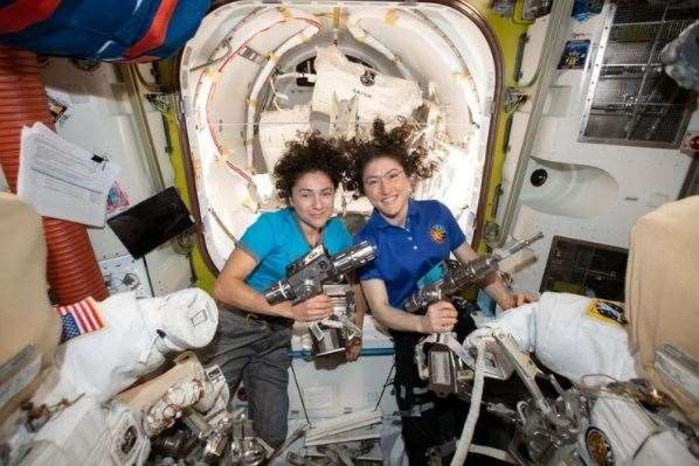 Dos astronautas inician el primer paseo espacial exclusivamente femenino