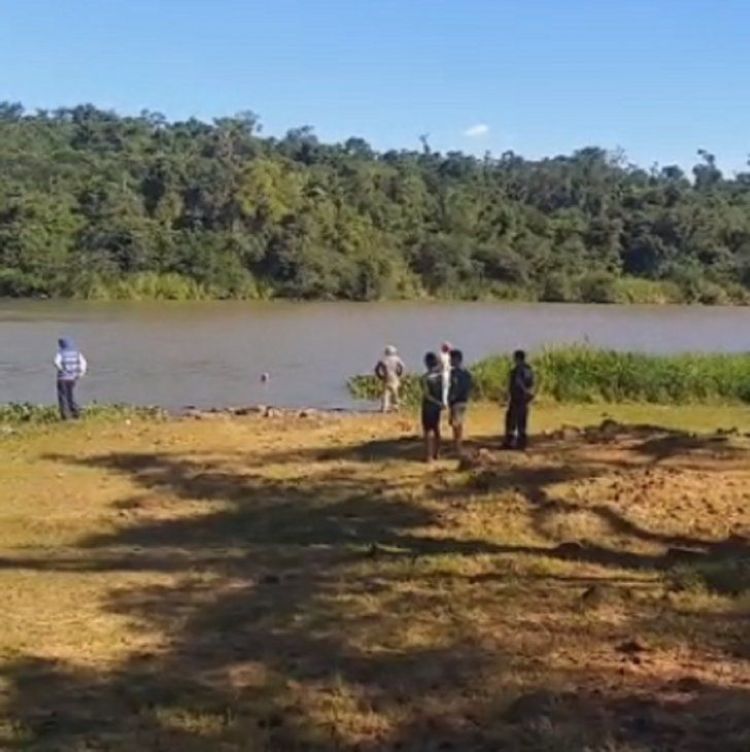 Un adolescente desaparece en aguas del río Monday
