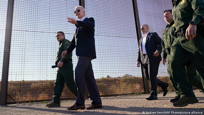 Biden dice que crisis migratoria está "muy bien encaminada"
