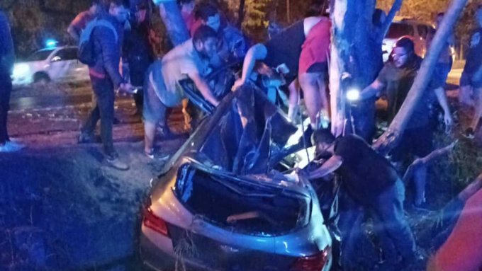 Joven conductor se salva en aparatoso accidente que deja en ruinas su vehículo