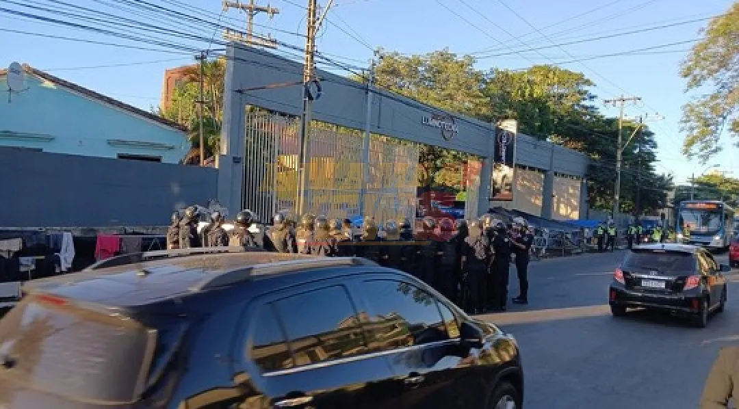 Indígenas bloquean un carril de la avenida Artigas frente al Indi