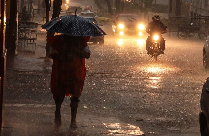 Anuncian día fresco con lluvias dispersas y tormentas eléctricas