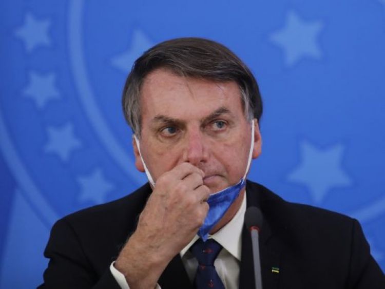Bolsonaro desafía protocolos anticoronavirus y da un paseo