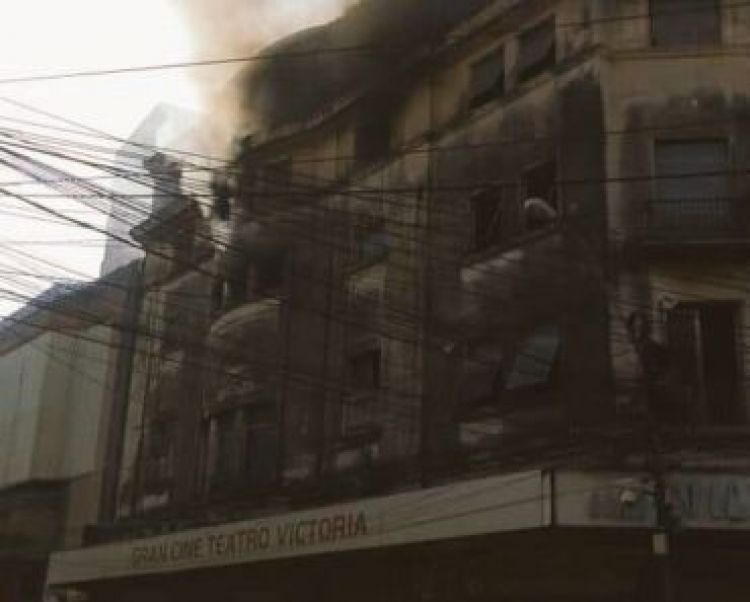 Controlan incendio en emblemático ex Cine Victoria