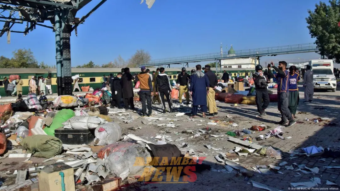 Pakistán: explosión en estación de trenes deja 17 muertos