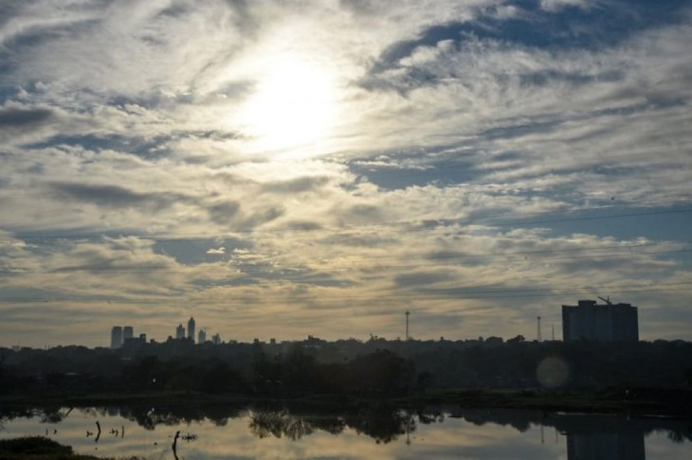 Jueves con ambiente caluroso y lluvias