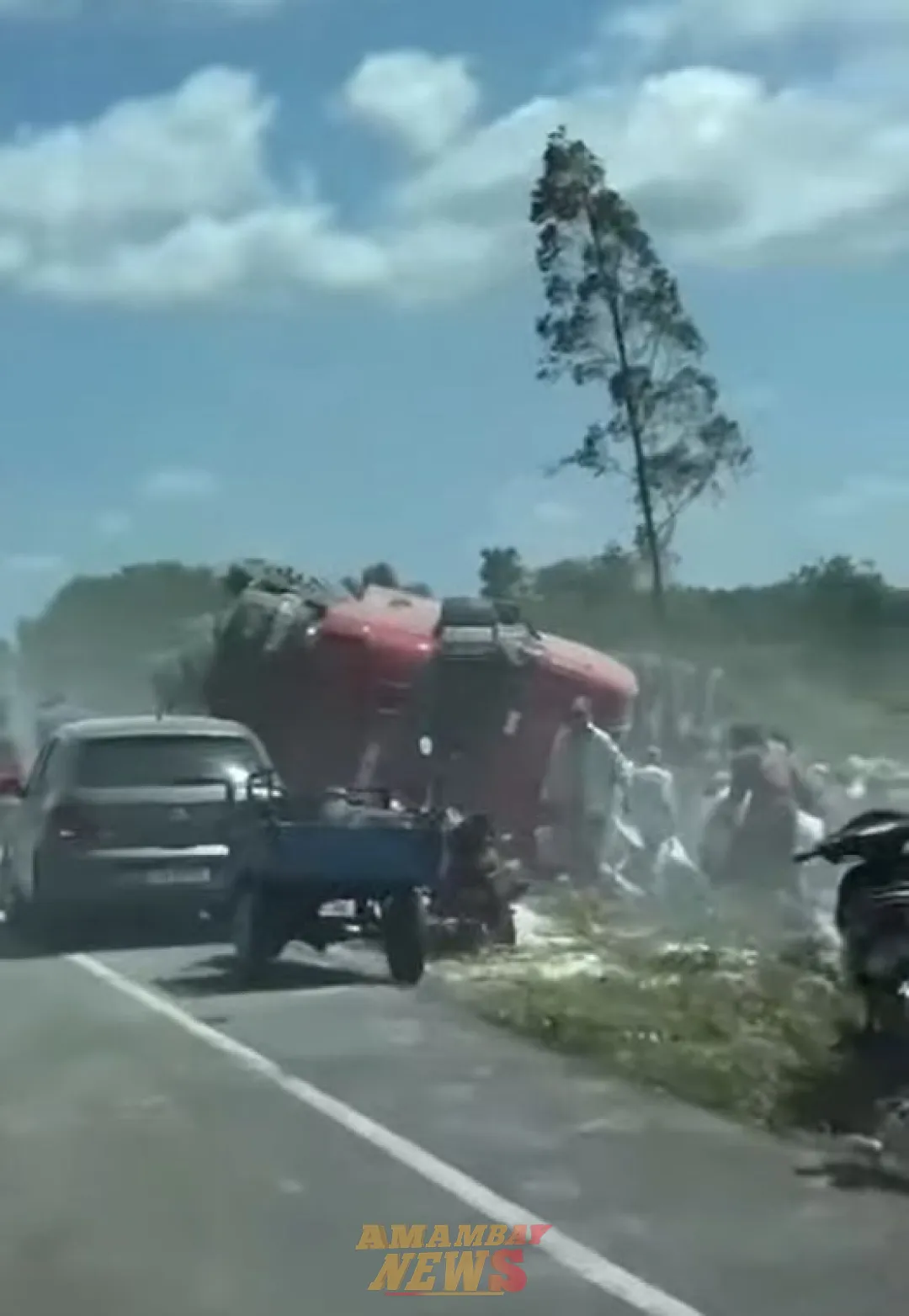 Vecinos saquean carga de cemento tras vuelco de camión en ruta Horqueta-Tacuatí