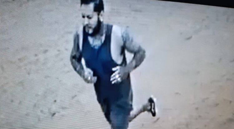 Muestran al hombre que habría tirado a un perro amordazado y atado de patas