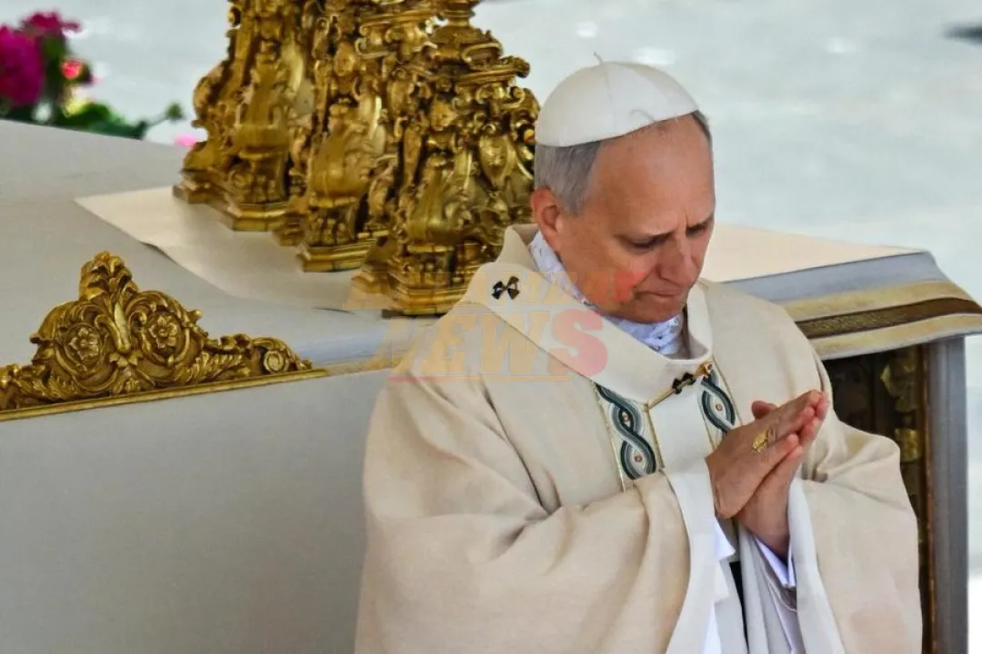 León XIV recibe emocionado el palio y el Anillo del Pescador, símbolos del poder papal