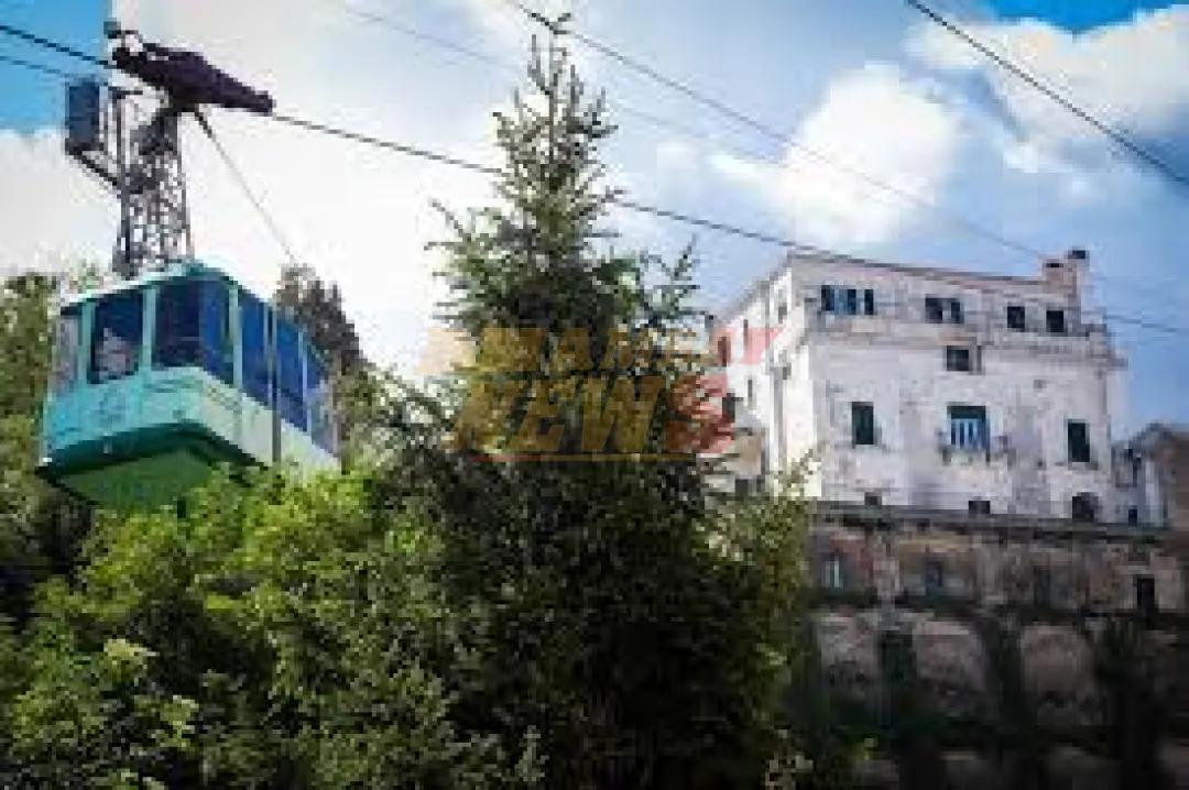 Tres turistas extranjeros y el maquinista, los fallecidos al caer un teleférico en Nápoles
