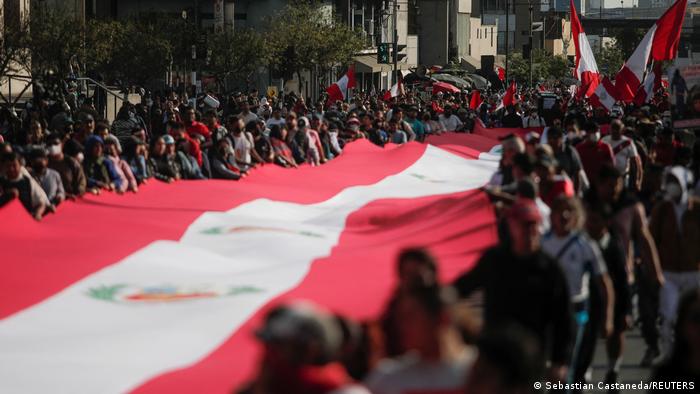 Incidentes violentos en Lima en marcha de apoyo a Pedro Castillo