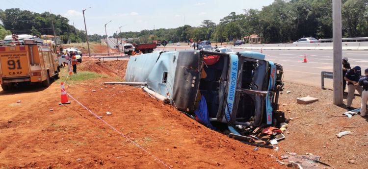 Vuelca colectivo en Coronel Oviedo