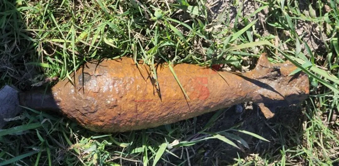 Niños hallan presunta bomba antigua frente a una escuela en Concepción