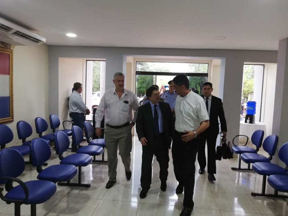 Llegada del Ministro Euclides Acevedo, en la sede del Gobierno Departamental